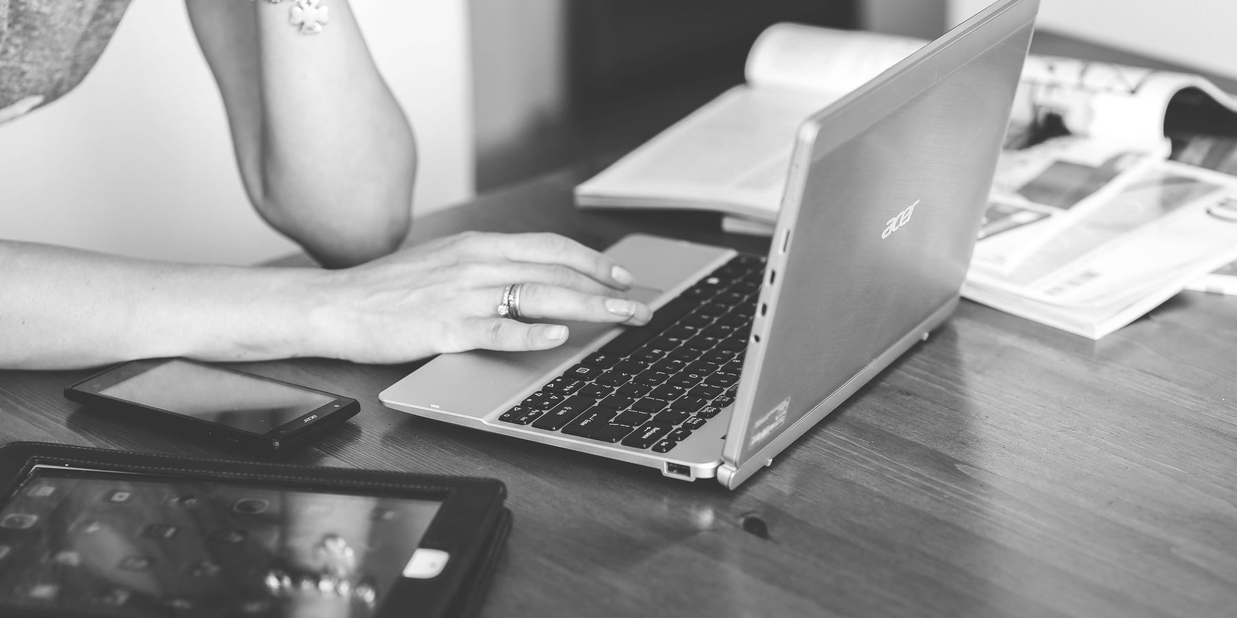 Manos de mujer escribiendo en el portátil — blanco y negro — información de la tienda